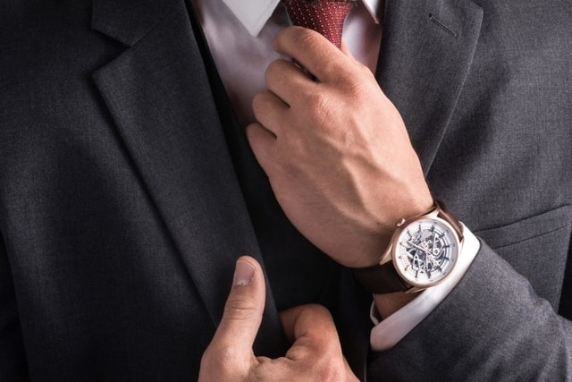 5 aturan pakai jam tangan biar match sama outfit yang sedang lo pakai